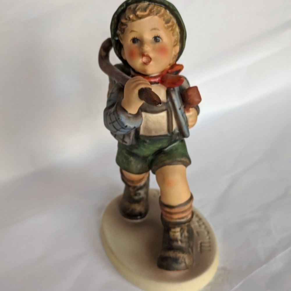 THE RUNAWAY #327 Hummel Figurine